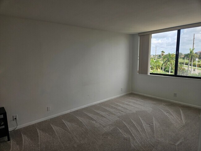 Building Photo - Move-In Special! Get November FREE When You Sign a 1-Year Lease!