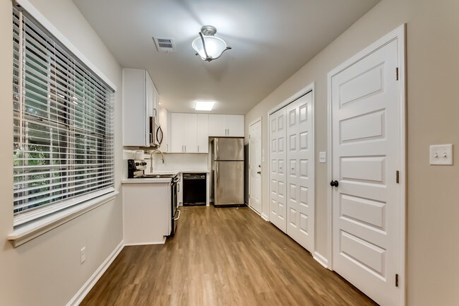 Building Photo - 1511 5th Ave