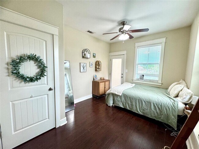 Building Photo - 4X3 Home Close to Campus!