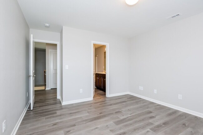 Building Photo - 1939 Eastway Dr