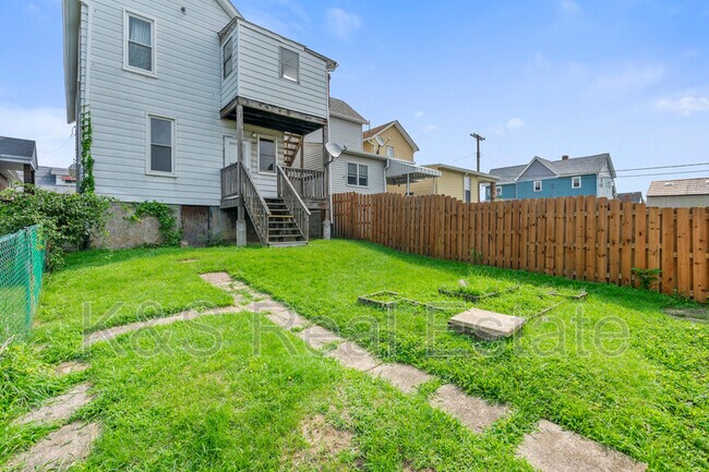 Building Photo - 814 Summit St