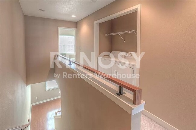 Building Photo - 3 Bedroom / 3.5 Bath Townhouse Near KU MED -  Available in August