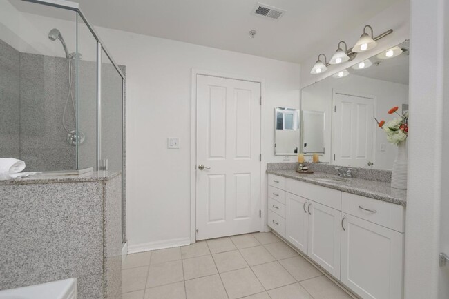 Building Photo - Gated Community With Pool and Fitness Center / 2 Beds 2 Baths