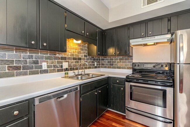 Building Photo - Donelson Freshly Updated 2 Bdrm Townhome A...