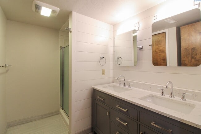 Building Photo - 5 Bed/3 Bath + an Office/Bonus Room House