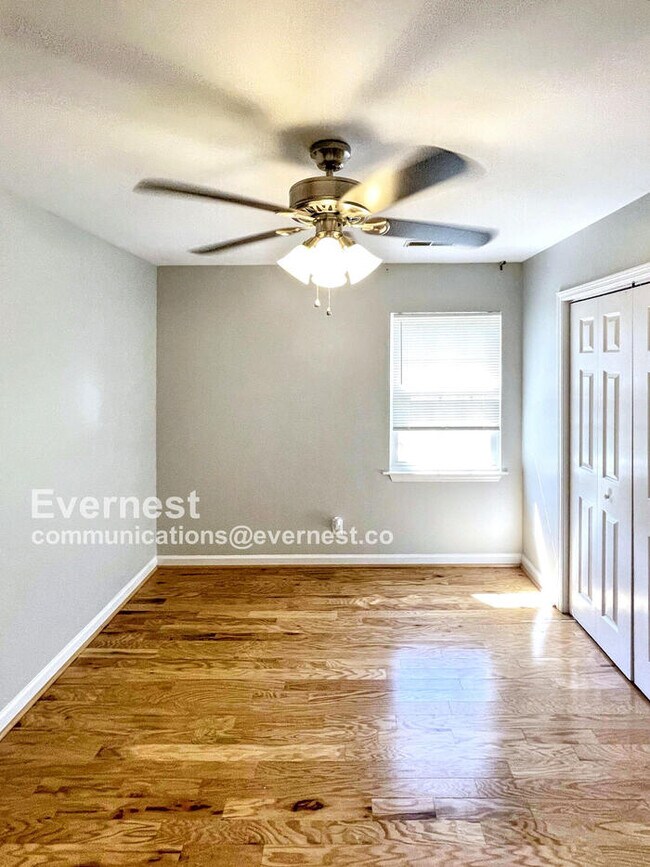 Building Photo - 4021 Creekside Dr