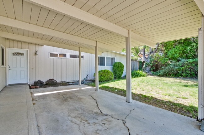 Building Photo - Nice Single Level Eichler Home in the Gree...