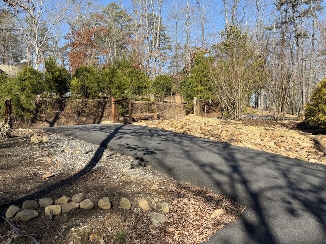 Building Photo - 670 The Wds Rd