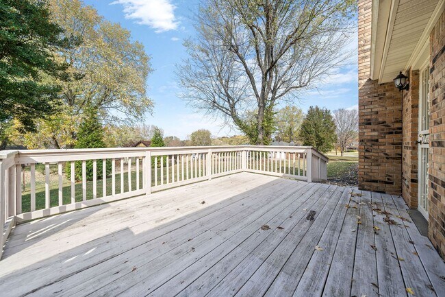 Building Photo - Move-In Special Available! Charming 3-Bedr...