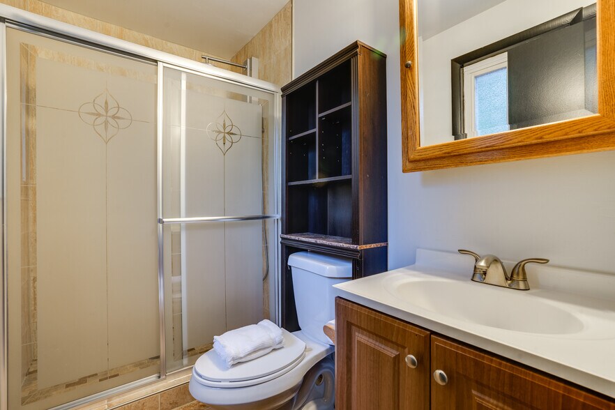 En Suite Bathroom - 15012 Olddale Rd