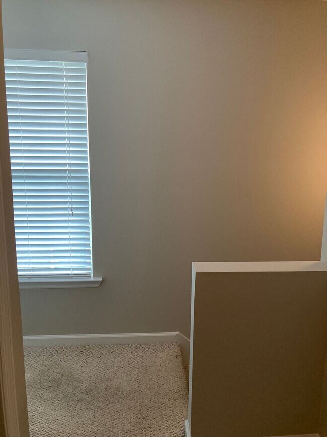 Building Photo - 3 Bed/3 Bath Townhome with Screened in Por...