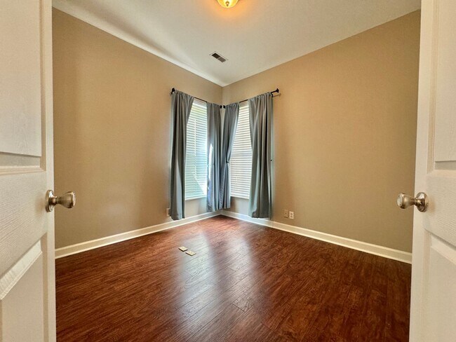 Building Photo - 3 Bed, 2 Offices, 2.5 Bath w/ 2 Car Garage in McKays Mill