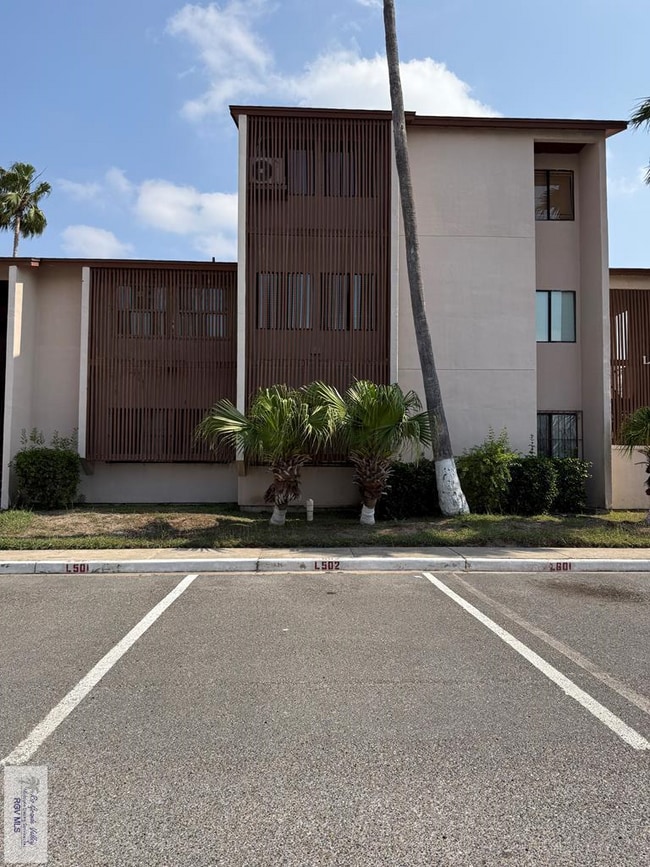 Building Photo - 305 Calle Amistosa