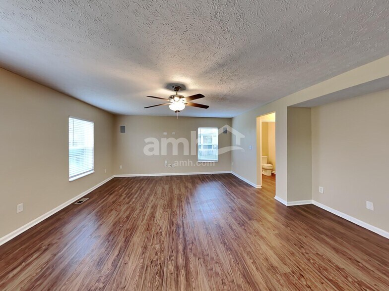 Building Photo - 4024 Walnut Crossing Dr