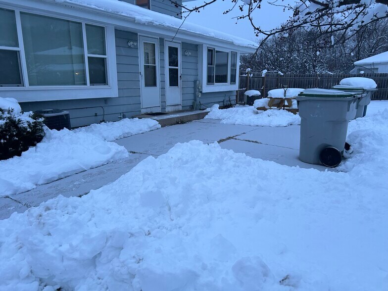 Building Photo - 9307 W Manor Ct