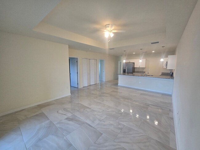 Building Photo - LARGE 3/2/1 -Duplex, prime Location-Lehigh...