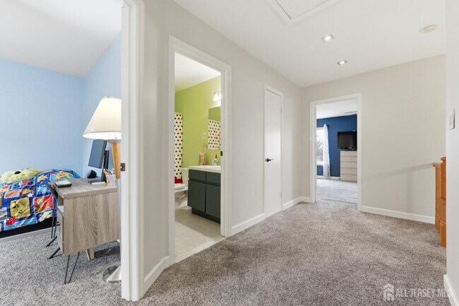 Building Photo - 10 Coventry Ct