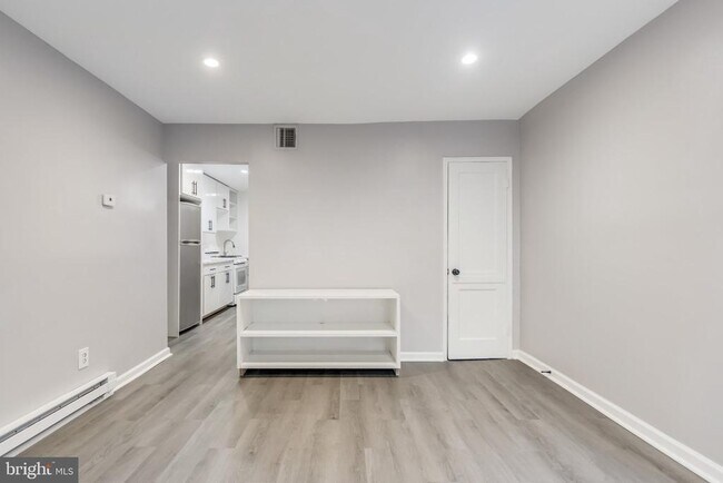 Building Photo - 1721 Gales Pl NE