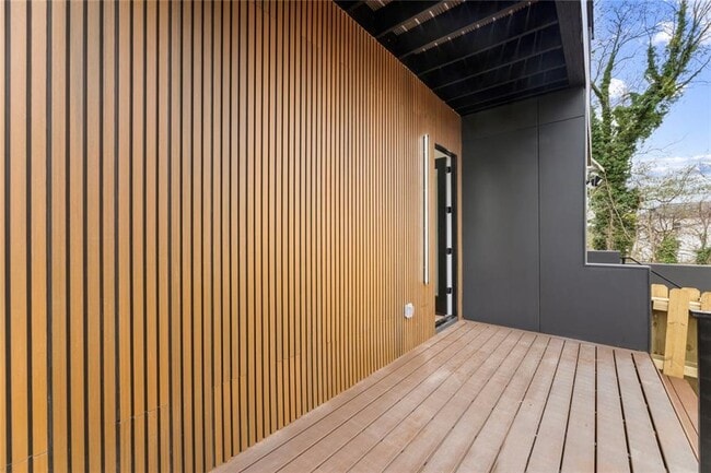 Building Photo - 582 Hope St SW