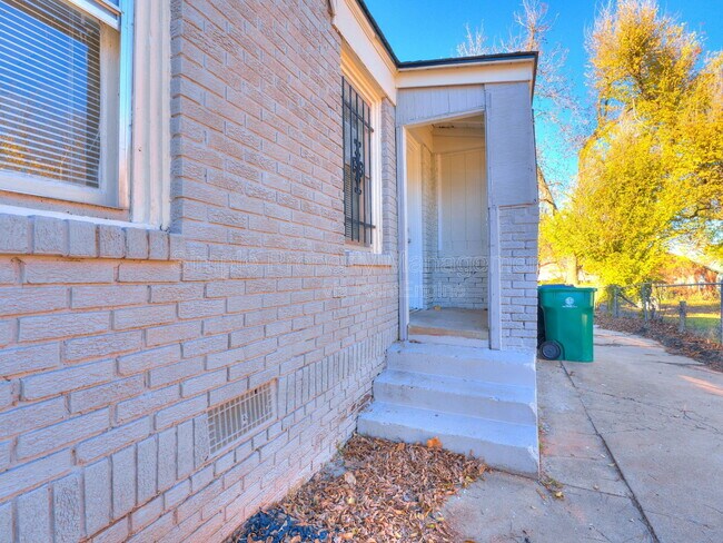 Building Photo - 1515 NE 13th St