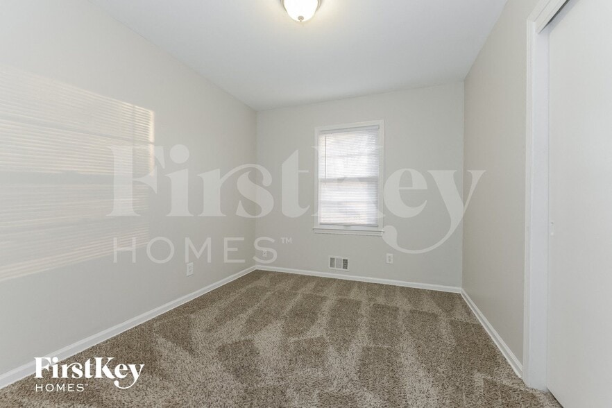 Building Photo - 8607 Elm Ave