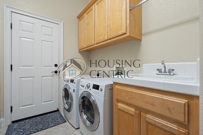 Building Photo - Executive Single Story Rental in Gated Serrano Community!