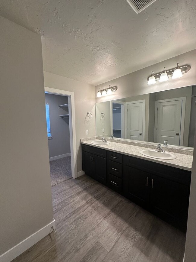 Building Photo - Charming Townhome