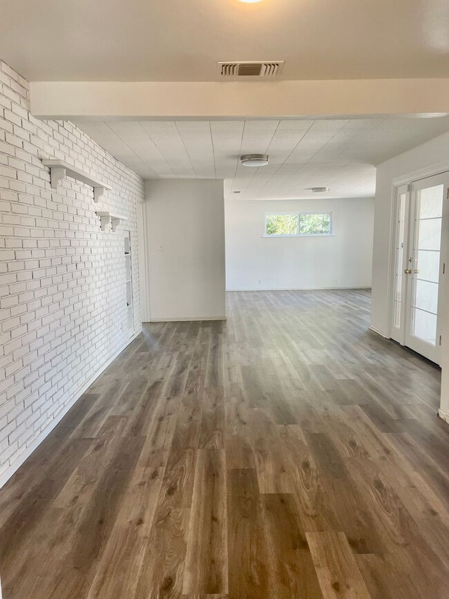 Building Photo - New central heat and air !