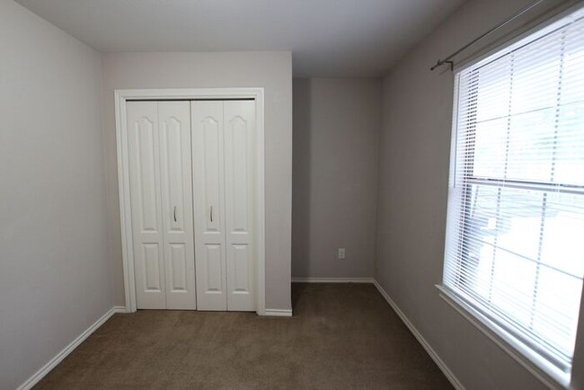 Building Photo - Tour Today! 2 Bed 1.5 Bath Townhome in Lin...