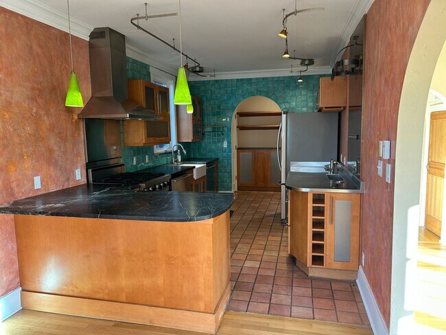 Building Photo - 2015 Franklin Ave E