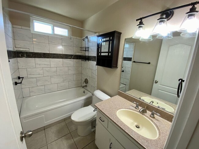 Building Photo - Single story home, large backyard, close t...