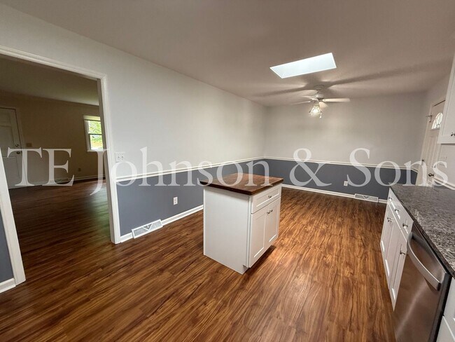 Building Photo - 3 Bedroom Close to Mt. Tabor