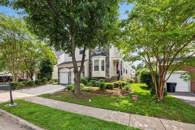 Building Photo - Stunning single-family home filled with th...