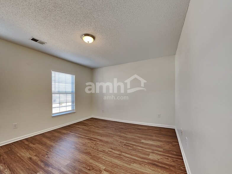 Building Photo - 3007 Crusades St