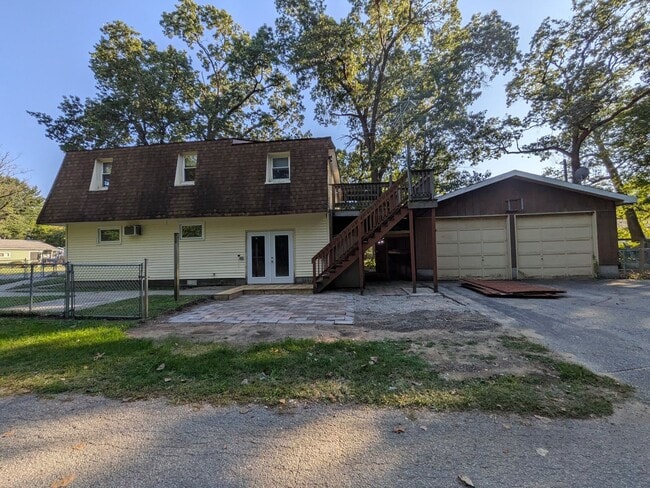 Building Photo - HUGE 3 Bed/2 Bath Home with your own private workshop + oversized garage