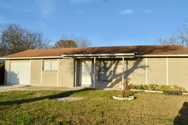 Building Photo - Remodeled 3 bed 2 bath home off Nacogdoches!