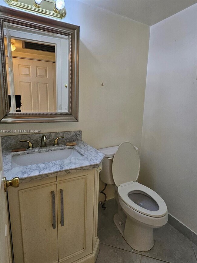 Building Photo - 559 Mansfield M