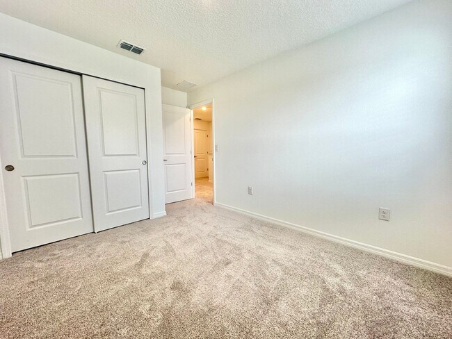 Building Photo - Stylish 3Bedrooms 2.5Bath townhome-living ...