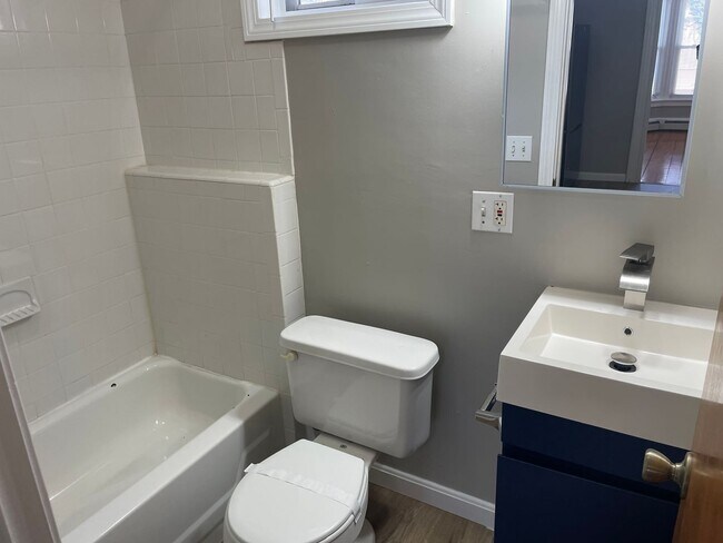 Building Photo - 128 Penn St