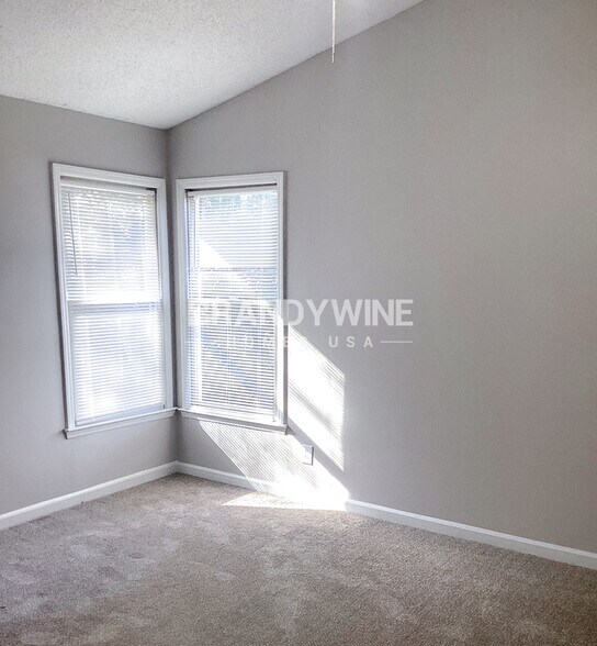 Building Photo - 1577 Linksview Close