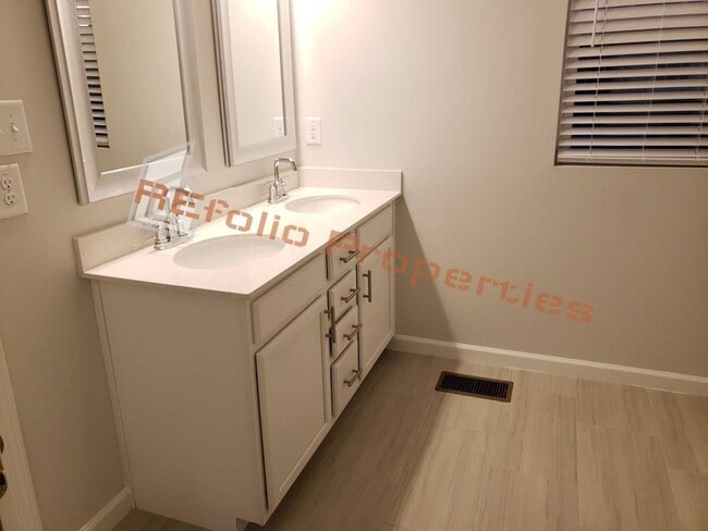 Building Photo - Beautiful 3 Bedrooms 1-Car Garage End Unit Townhouse, May 7th!