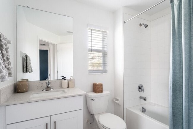 Building Photo - COMING SOON! APPLY NOW! 2BED 2.5BATH