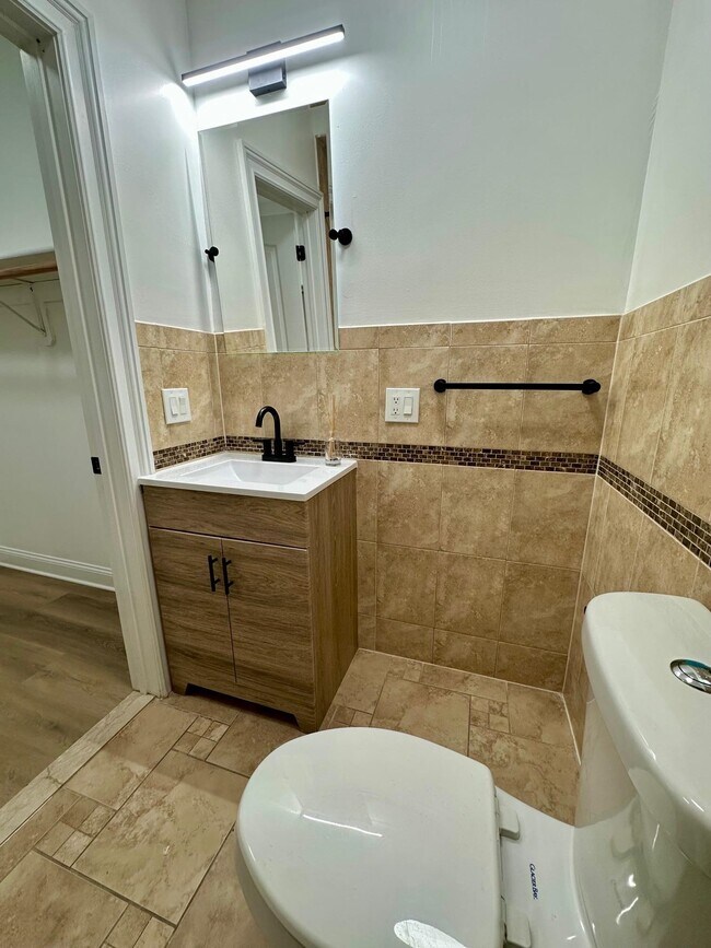 Building Photo - 5 Monitor St