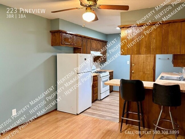Building Photo - 223 Pineview-