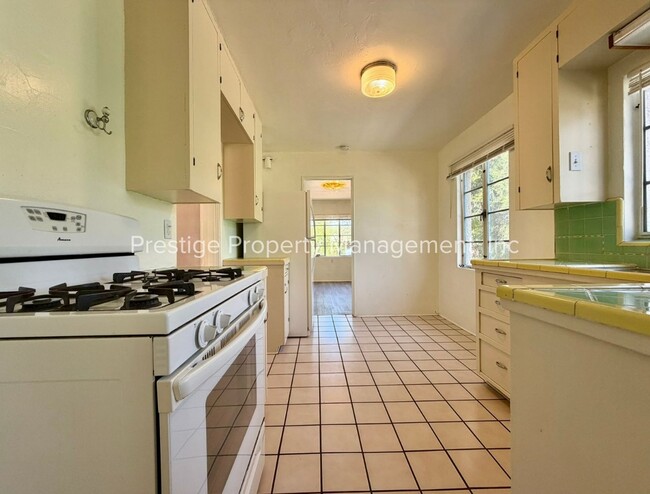 Building Photo - 3210 E Linden St