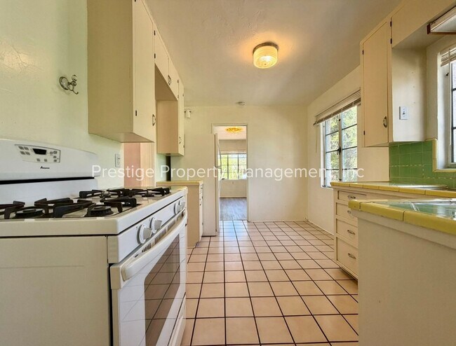 Building Photo - Spacious With Vintage Charm- 2/1 Centrally Located and Waiting For You!