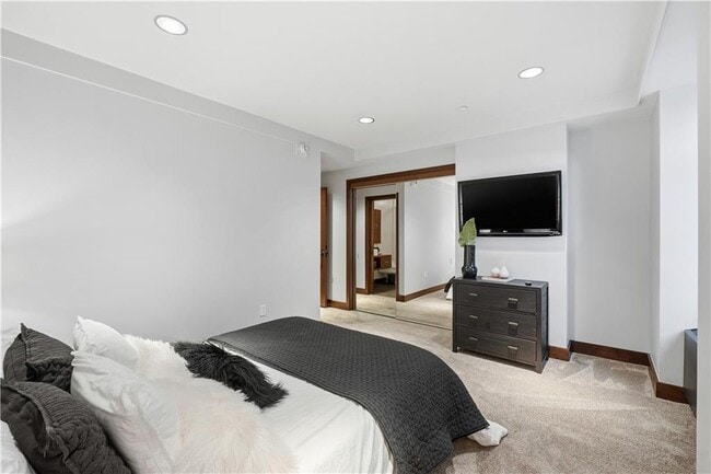 Building Photo - 5 W Mountain St