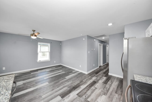 Building Photo - 618 Maple Way St