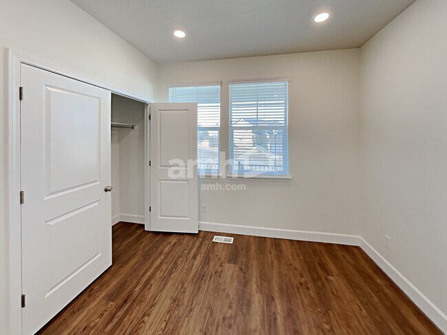 Building Photo - 3055 E N Vlg Dr