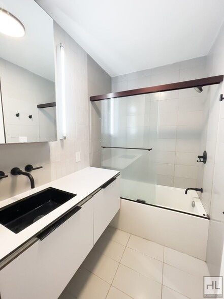 Building Photo - Spacious 2-Bed 1 Bath / Carroll Gardens